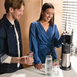 E-Duo -Sodastream 810055454549 3 DUOglasscarafelifestylewithmachineandcouple 2048x2048 c6b9ef03 80c4 4c30 b9b2 cace1ca39e24